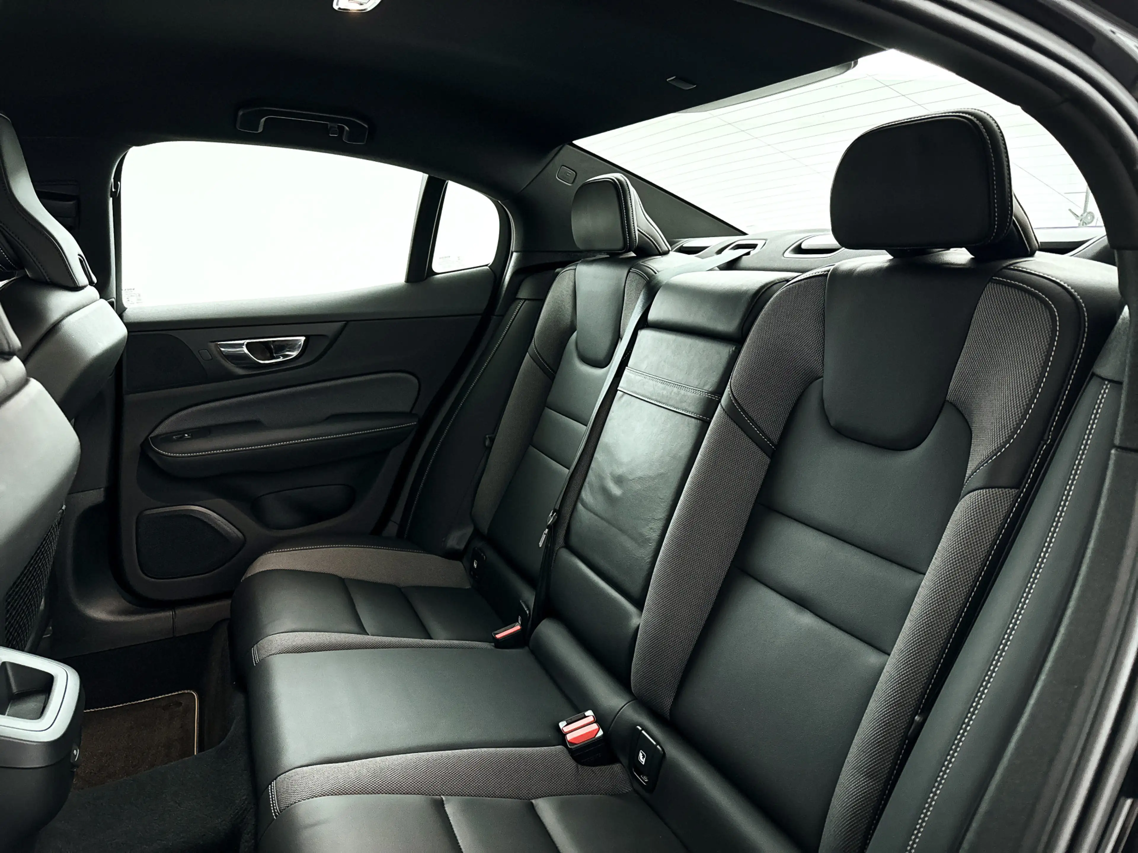 Volvo S60 B4 R-Design | Park Assist | Stoel- en Stuurverwarm — photo 13