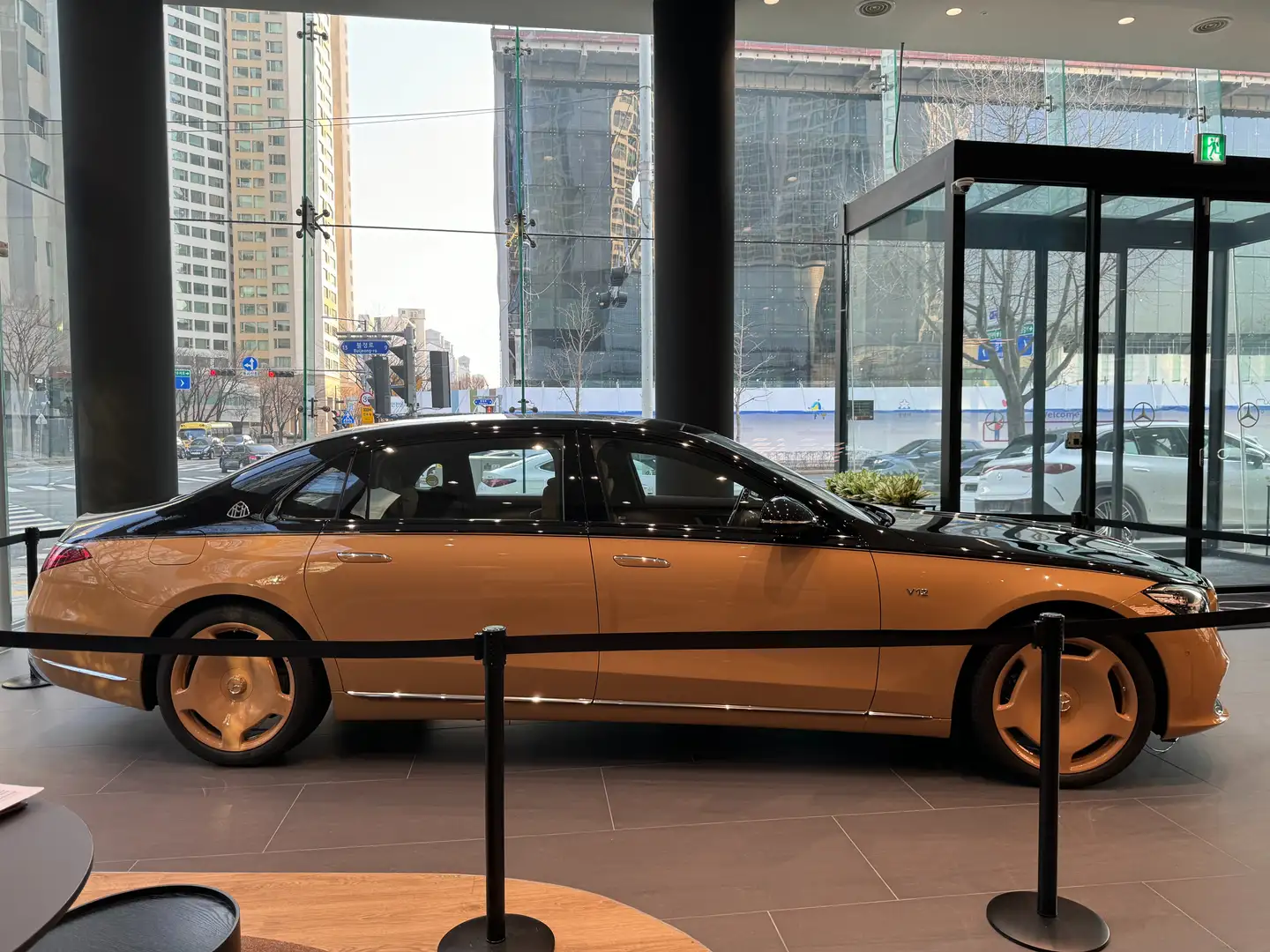 Mercedes-Benz S 680 Maybach by Virgil Abloh (Limited 1 of 150) Бежевий - 2