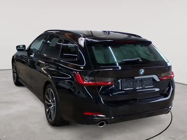 BMW 3 Series view 5