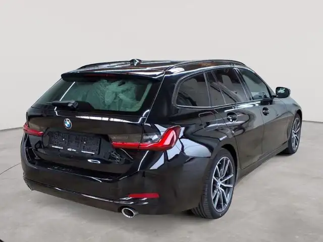 BMW 3 Series view 4