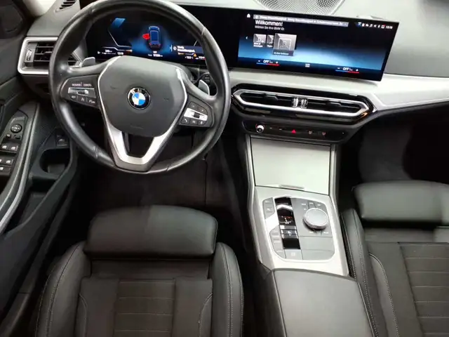 BMW 3 Series view 10