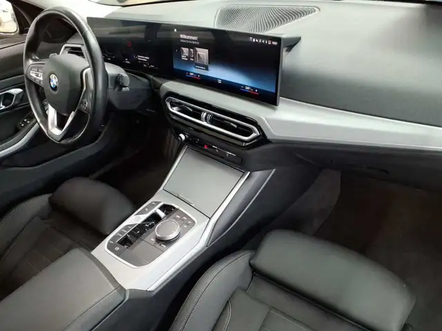 BMW 3 Series view 9