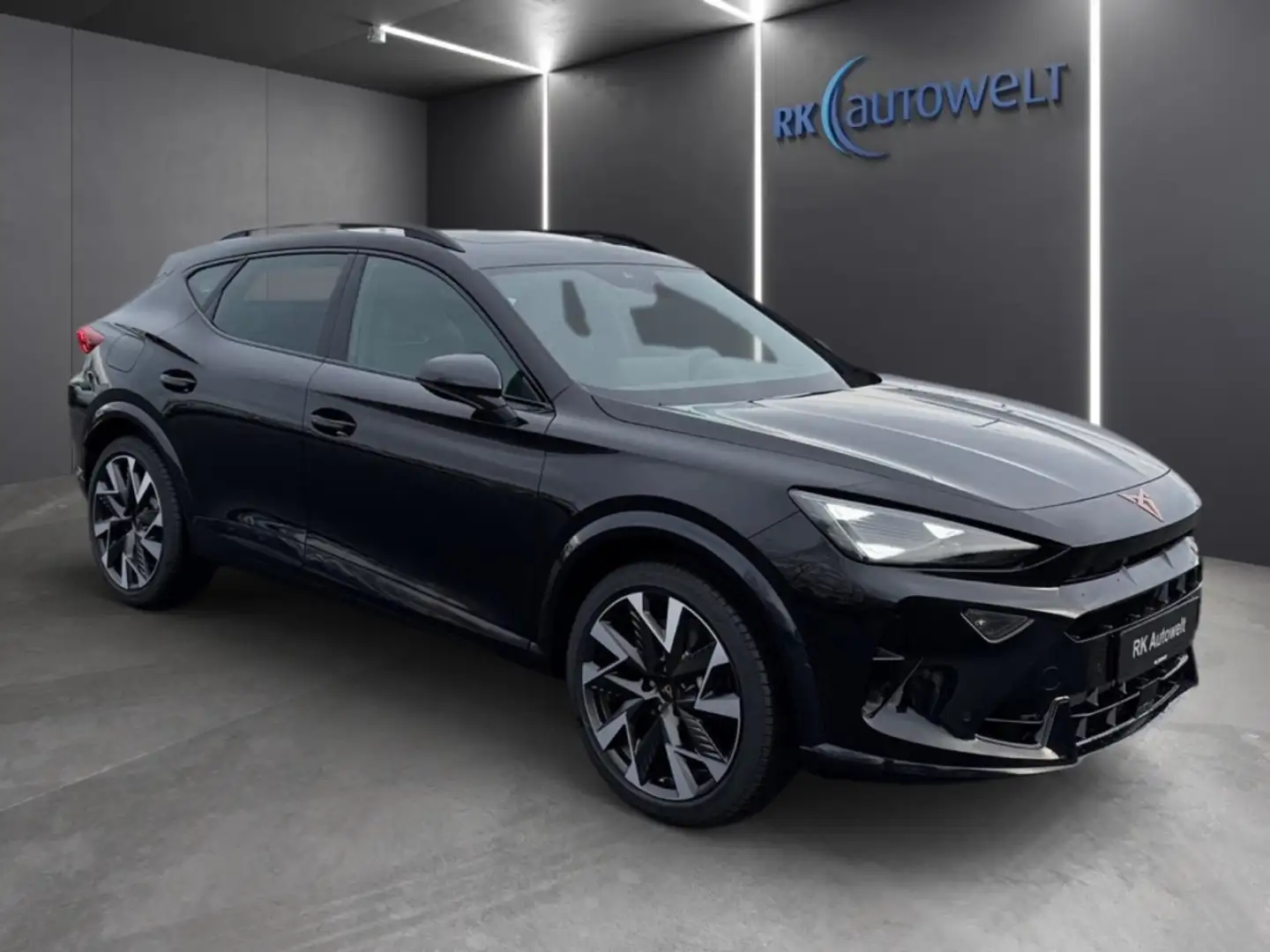 CUPRA Formentor VZ 2.0 TSI 4Drive Pano Intelligent Edge Černá - 2