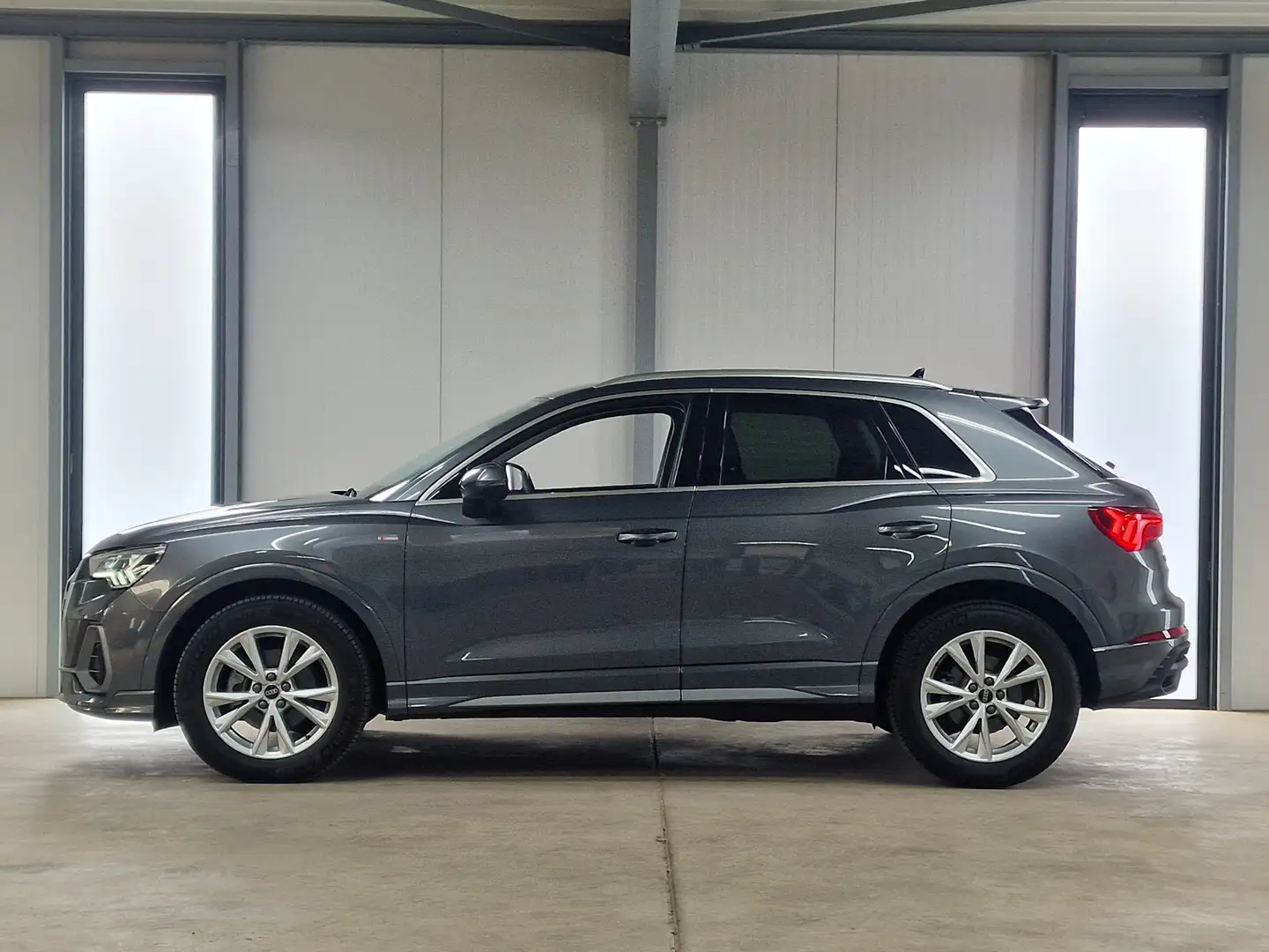 Audi Q3 35 TFSI 150pk S-Tronic S-Line | Camera | Leder/alc Grijs - 2