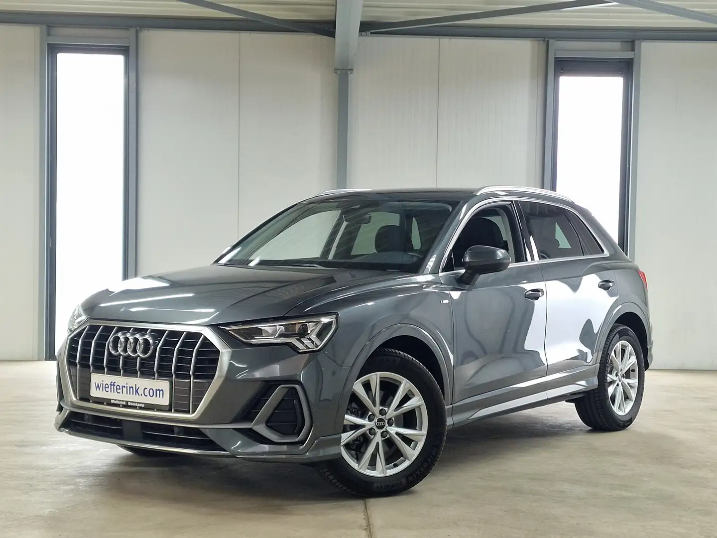 Audi Q3 35 TFSI 150pk S-Tronic S-Line | Camera | Leder/alc Grijs - 1