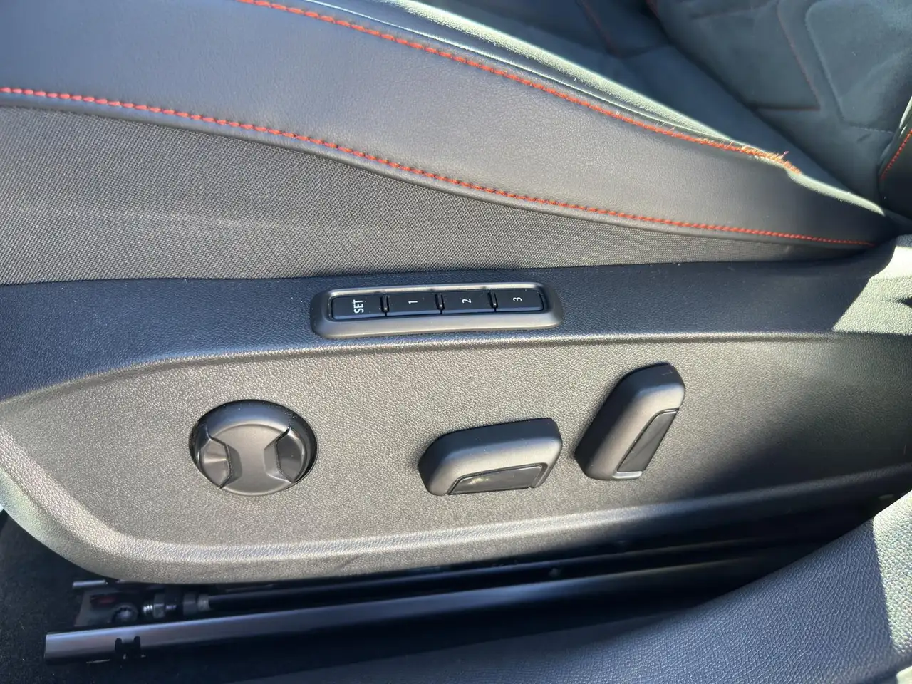 SEAT Leon 1.5 eTSI*NAVI*CARPLAY*BEATS*PANO*LED*WINTER, миниатюра 28