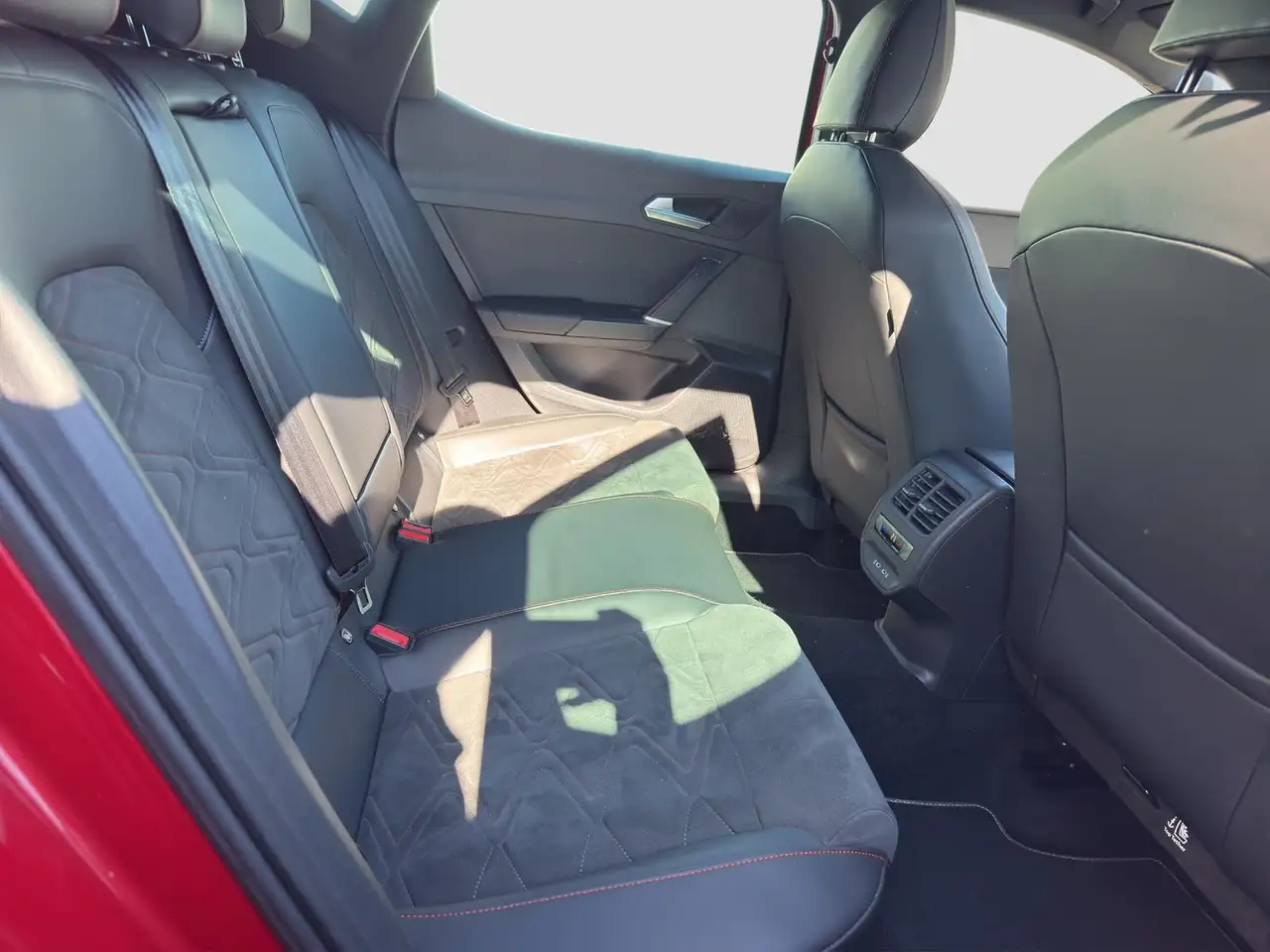 SEAT Leon 1.5 eTSI*NAVI*CARPLAY*BEATS*PANO*LED*WINTER, миниатюра 27