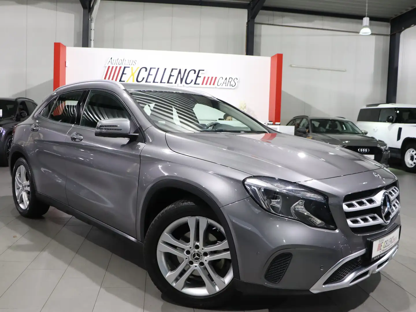 Mercedes-Benz GLA 180 URBAN SPORT / 1.HAND / LEDER, NAVI+360° Grau - 2