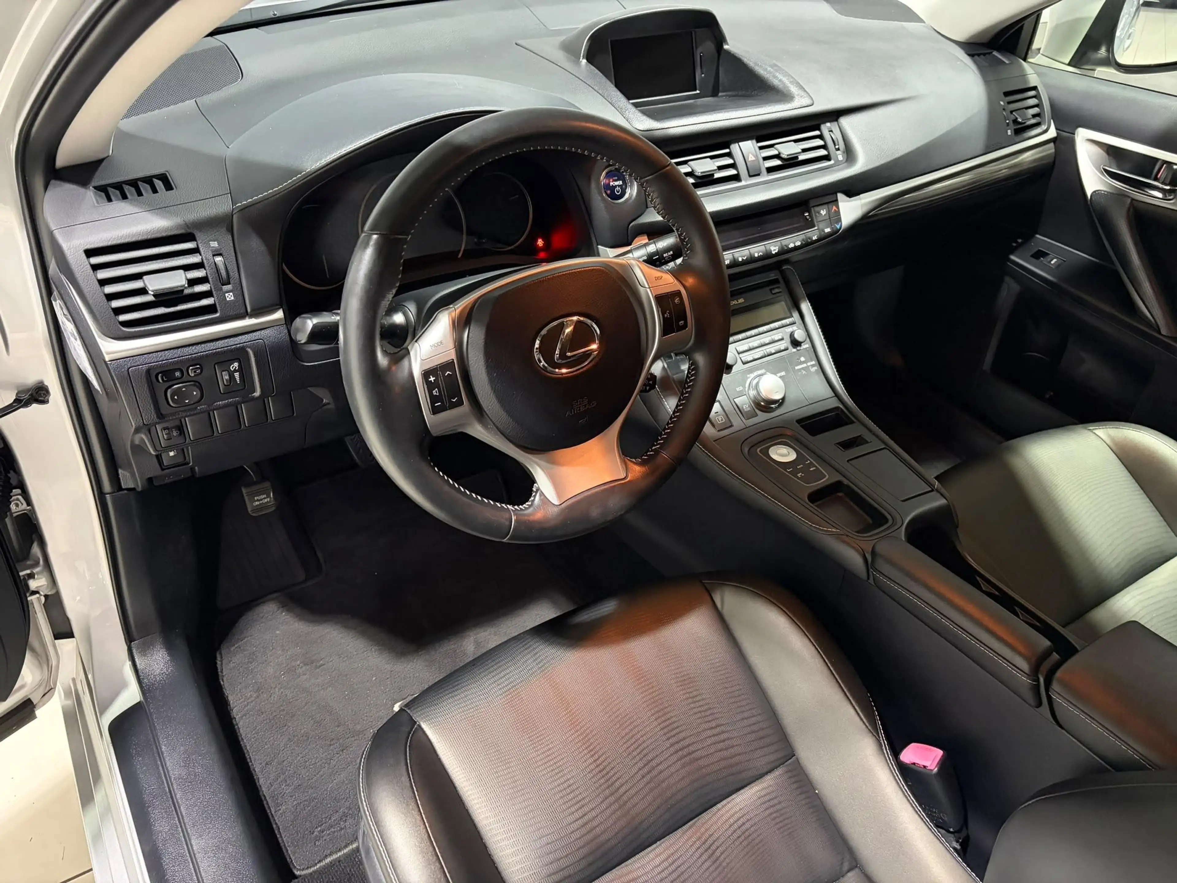 Lexus CT 200h Business Style Lederen bekleding, Navigatie, 17'' — photo 2