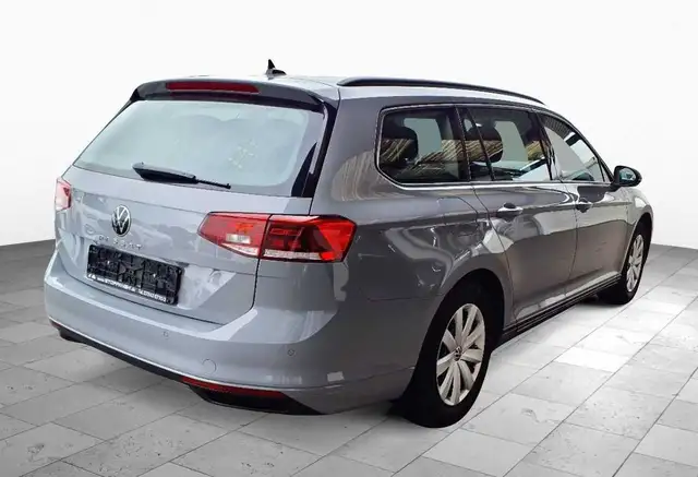 Volkswagen Passat view 3