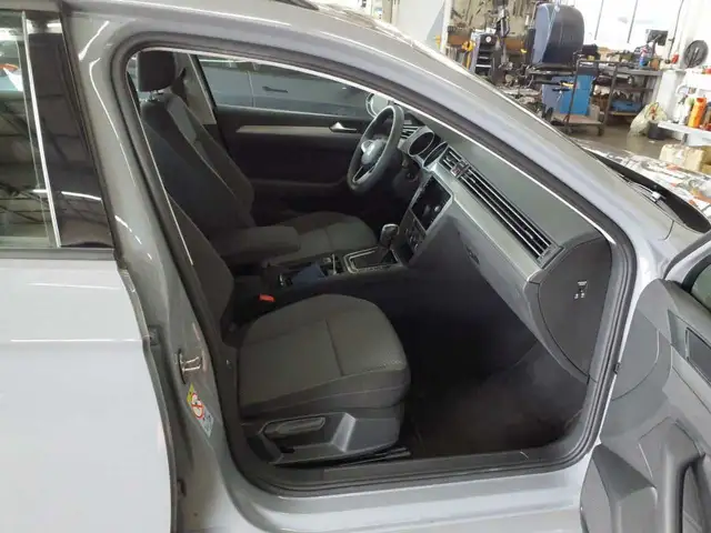Volkswagen Passat view 6