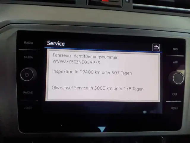 Volkswagen Passat view 11