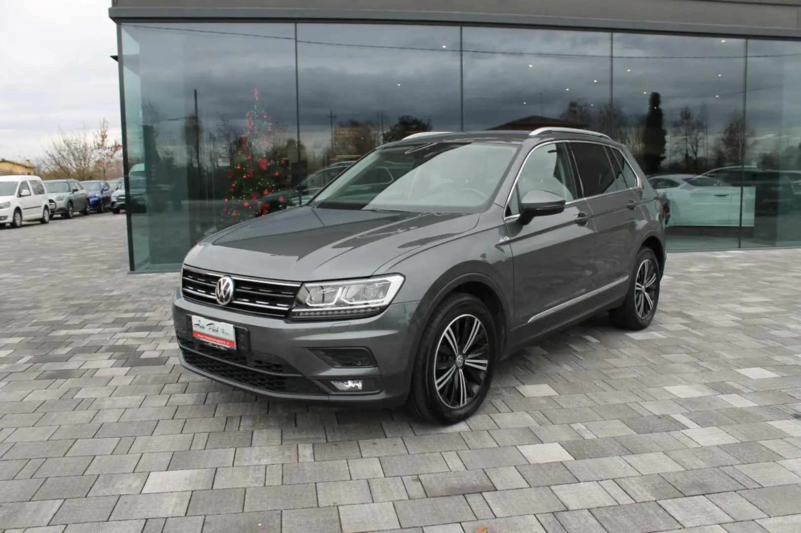 Volkswagen Tiguan 2.0 TDI SCR DSG Advanced BlueMotion Technology Grau - 2