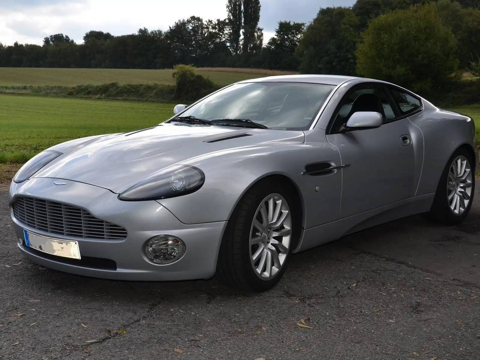 Aston Martin Vanquish V12
