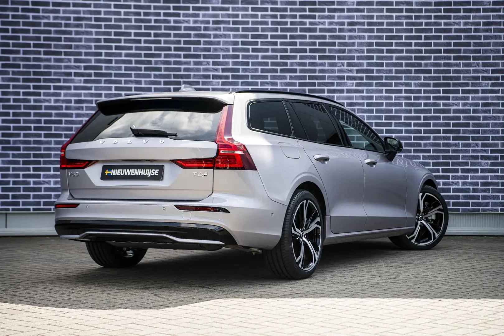 Volvo V60 2.0 T6 Plug-in hybrid AWD Plus Dark | Panoramadak Grijs - 2