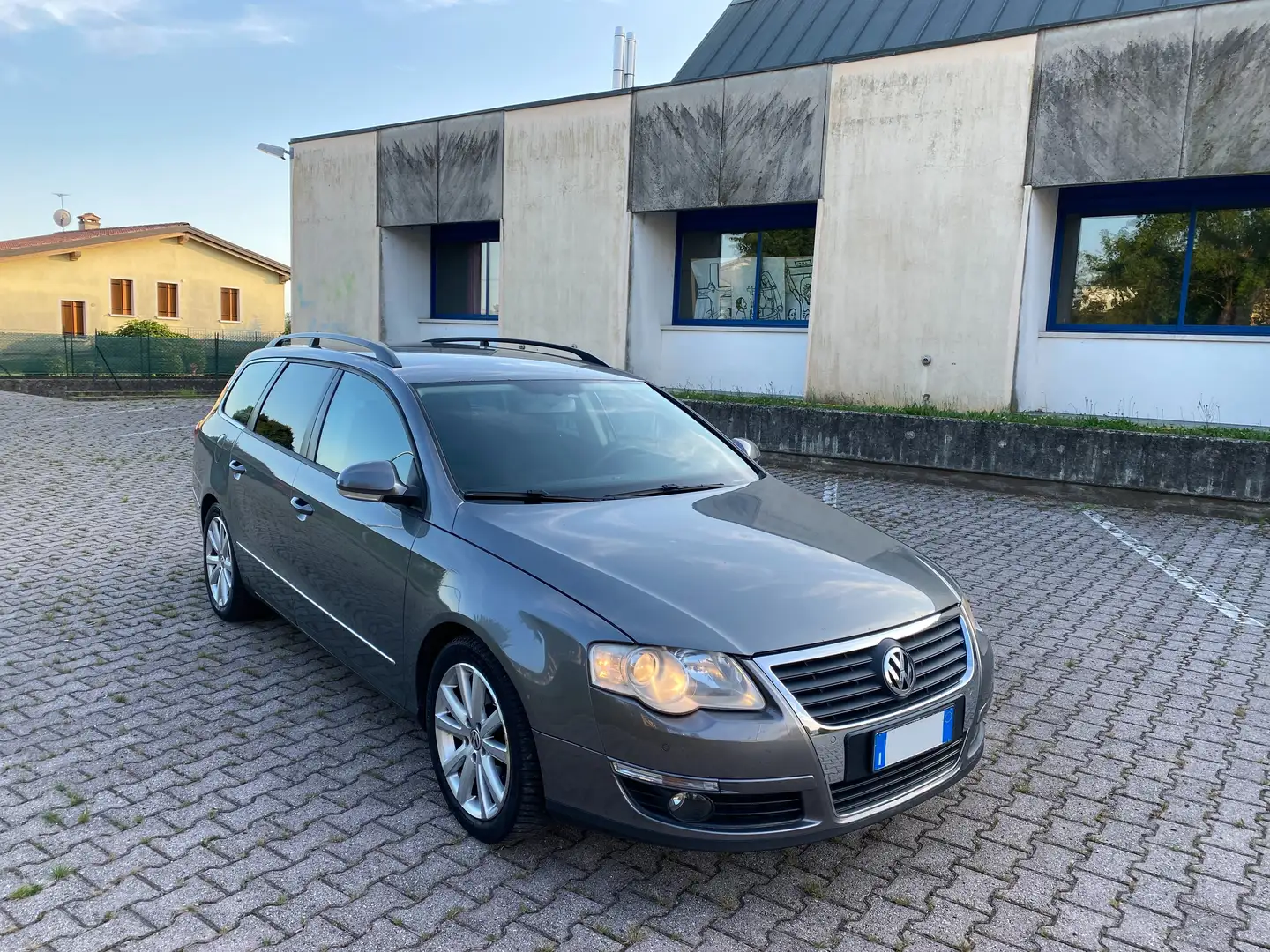 Volkswagen Passat 2.0TDI 140CV HighLine Ok Neopatentati Grigio - 2