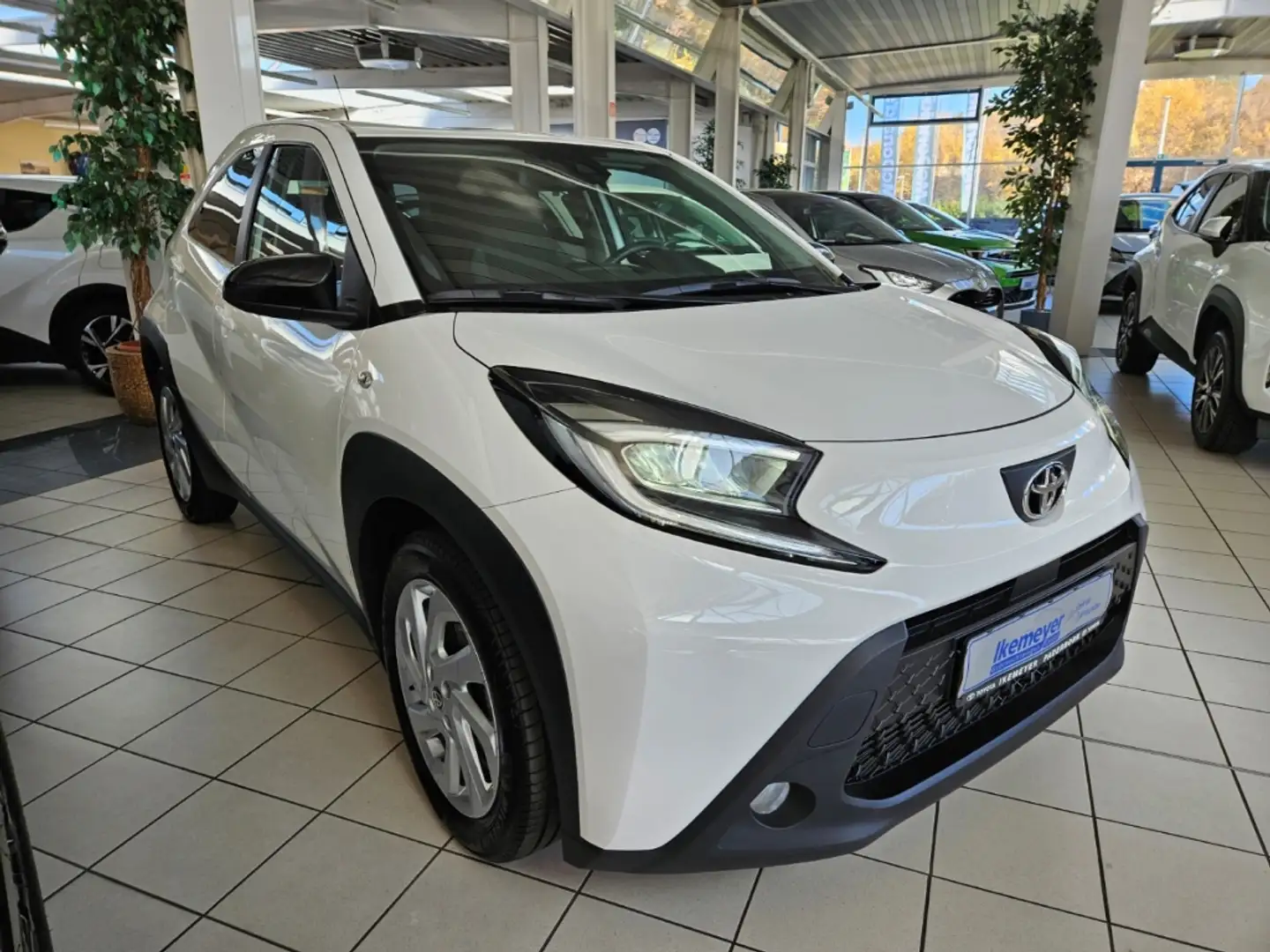 Toyota Aygo X LED Klimaautomatik Sitzheizung Alufelgen Rückfahrk Weiß - 2
