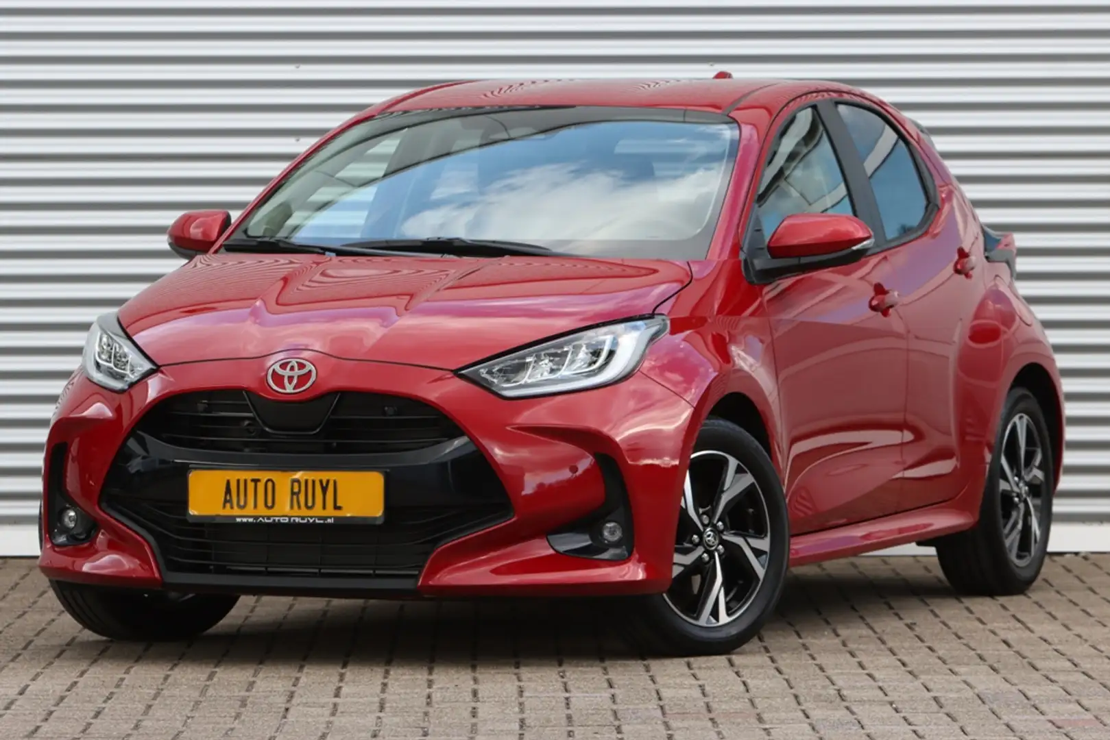 Toyota Yaris 1.5 Hybrid 115 Dynamic Comfort Pack / Face-lift Rood - 1
