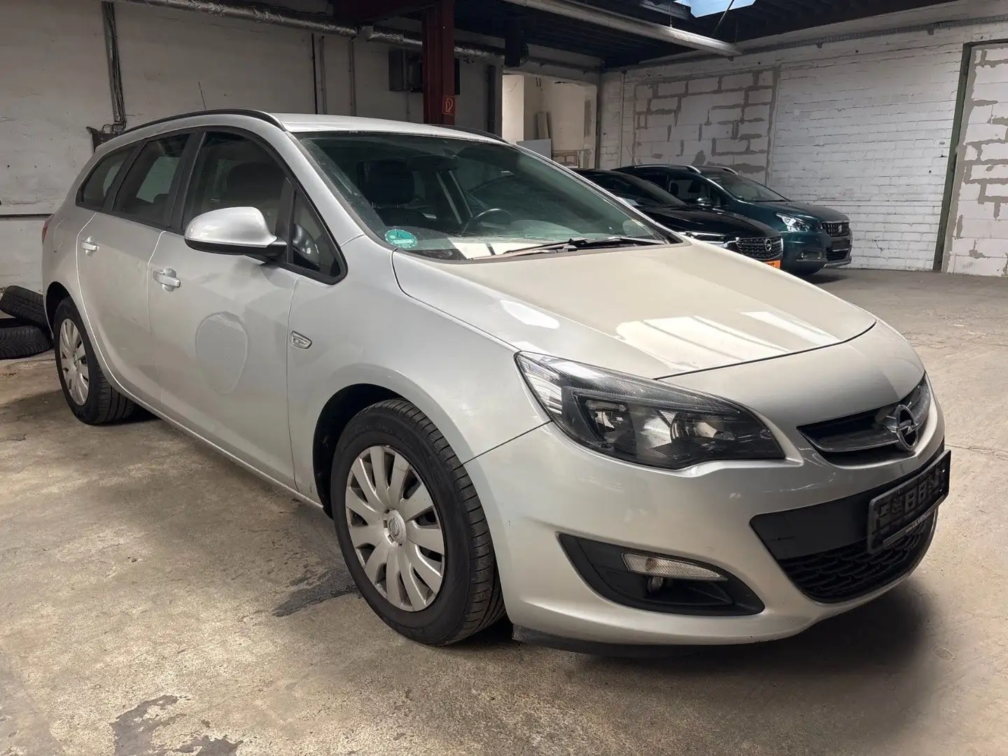 Opel Astra J Sports Tourer Edition Tempomat TÜV TOP Silber - 1
