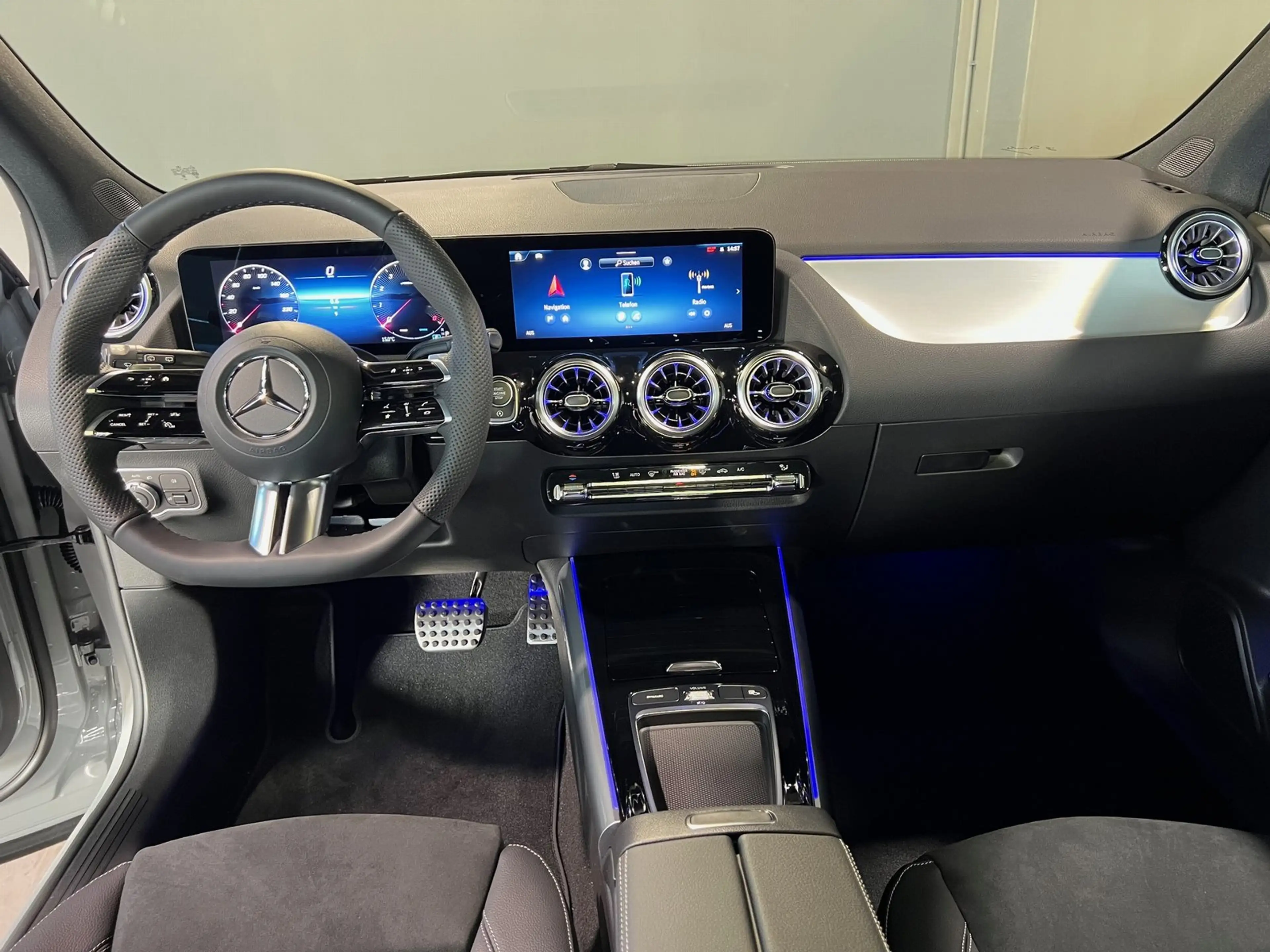 Mercedes-Benz GLA 200 Edition AMG Night Pano/AHK/20"/Tot/MBUX+ — photo 5