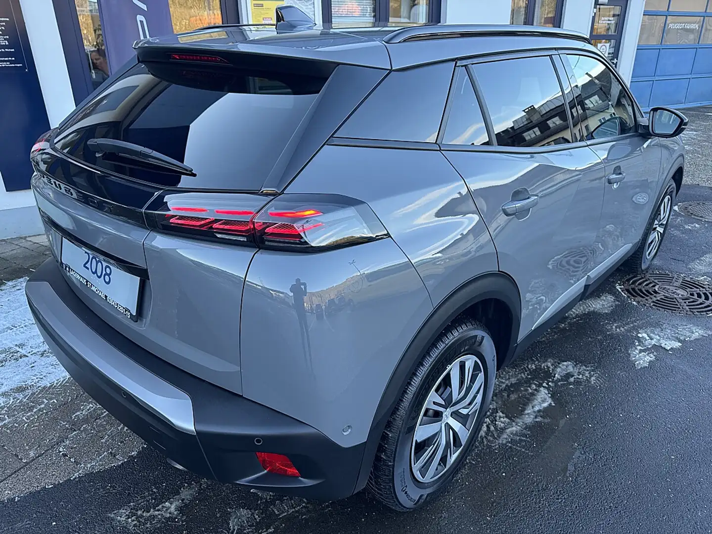 Peugeot 2008 PureTech 100 S&S Allure 6-Gang-Manuell Gris - 2