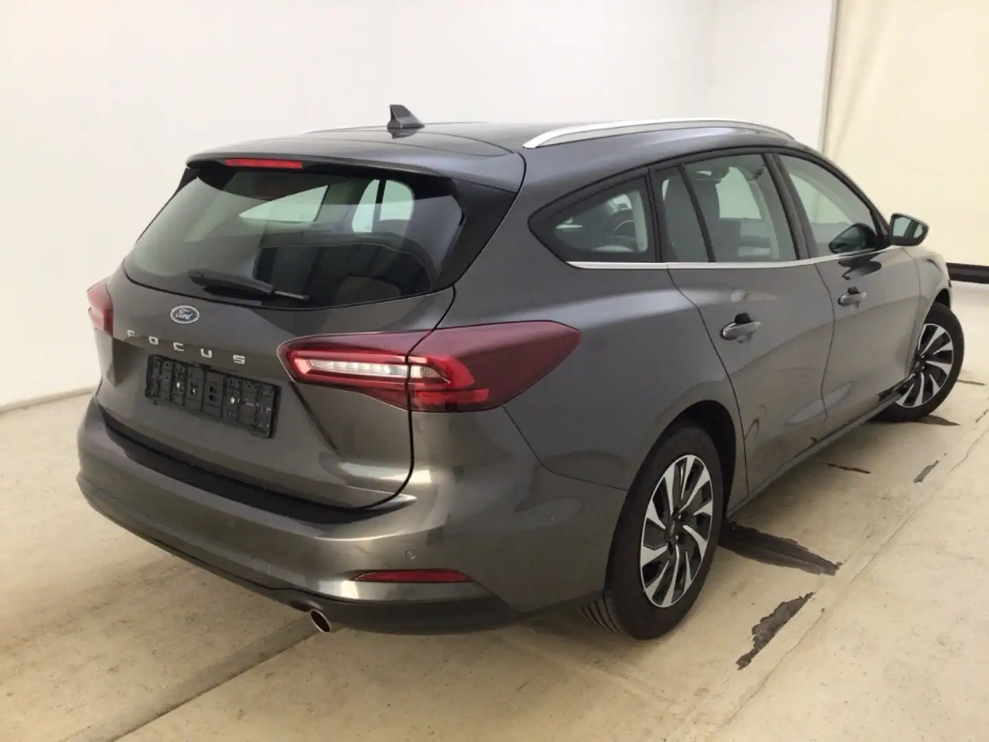 Ford Focus Turnier Titanium 1.0 EcoBoost Fahrerassistenz-Pake Šedá - 2
