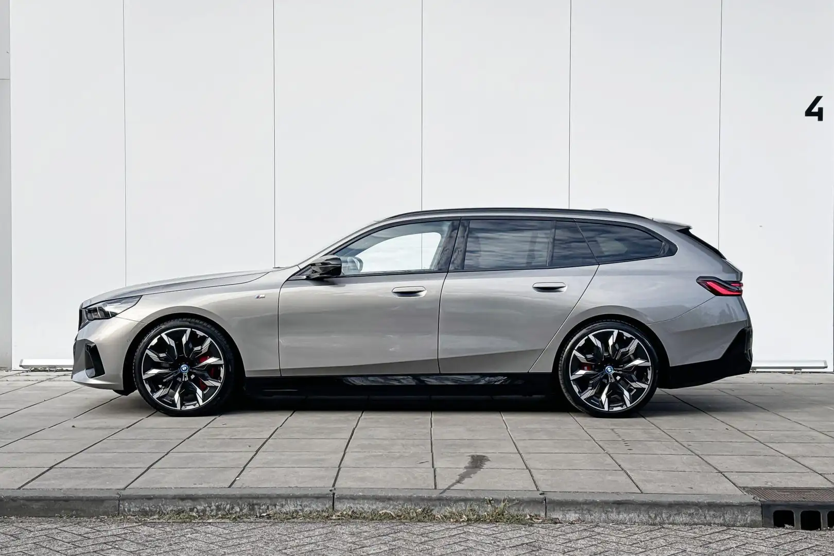 BMW i5 Touring M60 xDrive 84 kWh 21 Inch / Stuurwielrand Grijs - 2