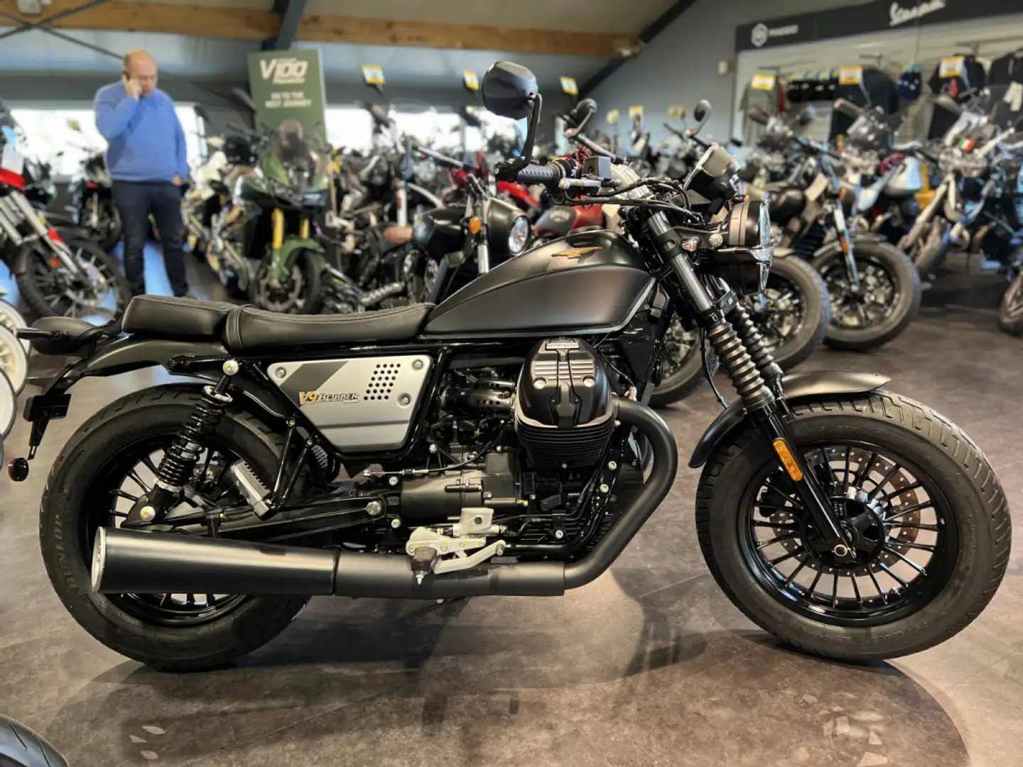 Moto Guzzi V 9 Bobber Special Edition Noir - 1