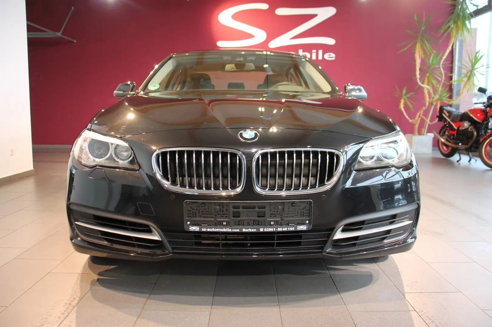 BMW 520 i Limousine Head-Up Kamera AHK Navi SHZ Schwarz - 2