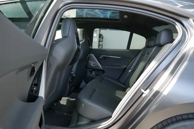 BMW 540 d xDrive *M-Paket Pro/AHK/Glasdach/Innovations Paket/360°/Sitzlüftung/M-Sitze/B&W Sound/Adapt. LED/D Ansicht 5