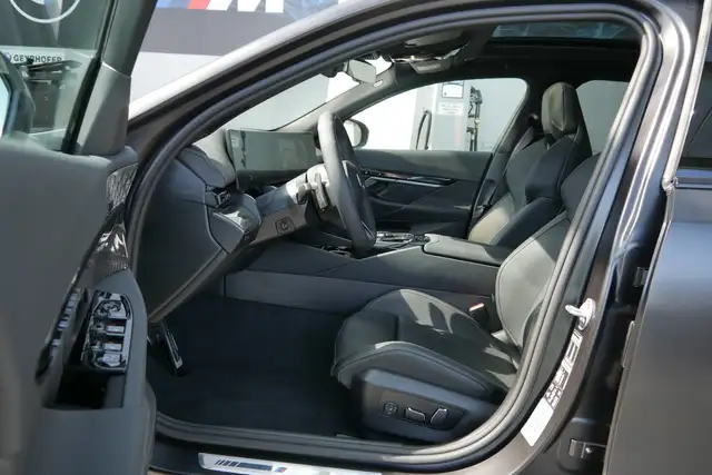 BMW 540 d xDrive *M-Paket Pro/AHK/Glasdach/Innovations Paket/360°/Sitzlüftung/M-Sitze/B&W Sound/Adapt. LED/D Ansicht 9