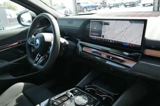 BMW 540 d xDrive *M-Paket Pro/AHK/Glasdach/Innovations Paket/360°/Sitzlüftung/M-Sitze/B&W Sound/Adapt. LED/D Ansicht 30
