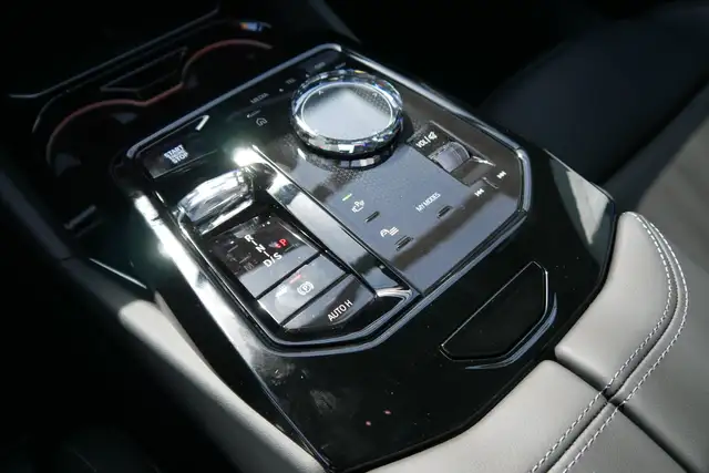 BMW 540 d xDrive *M-Paket Pro/AHK/Glasdach/Innovations Paket/360°/Sitzlüftung/M-Sitze/B&W Sound/Adapt. LED/D Ansicht 24