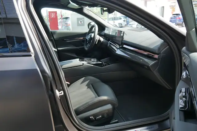 BMW 540 d xDrive *M-Paket Pro/AHK/Glasdach/Innovations Paket/360°/Sitzlüftung/M-Sitze/B&W Sound/Adapt. LED/D Ansicht 29