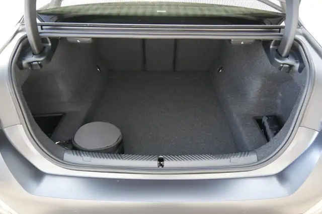 BMW 540 d xDrive *M-Paket Pro/AHK/Glasdach/Innovations Paket/360°/Sitzlüftung/M-Sitze/B&W Sound/Adapt. LED/D Ansicht 26