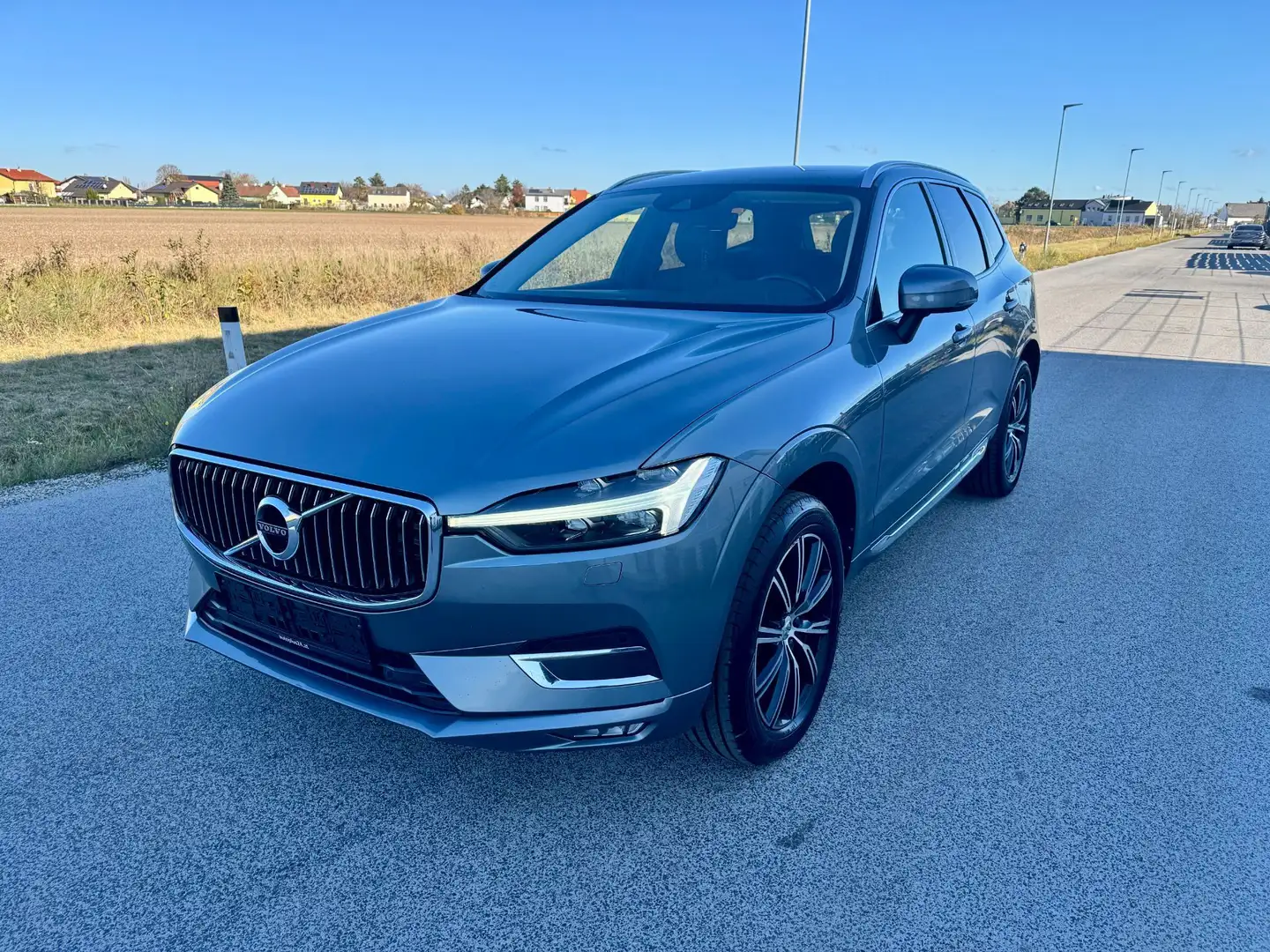 Volvo XC60 B4 Inscription AWD Geartronic *LEDER/AHK/SR+WR Grau - 2