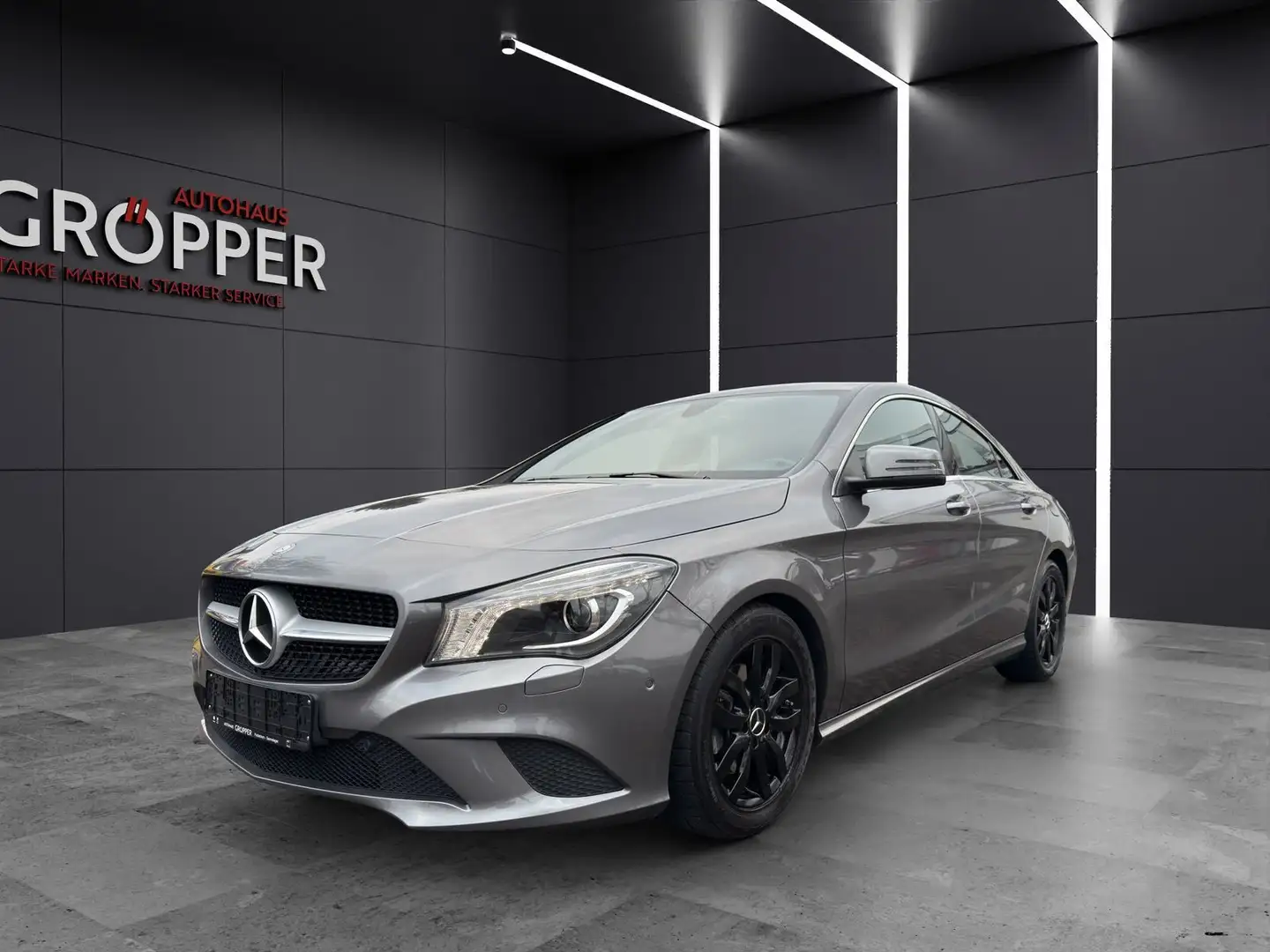 Mercedes-Benz CLA 180 Urban Grau - 1