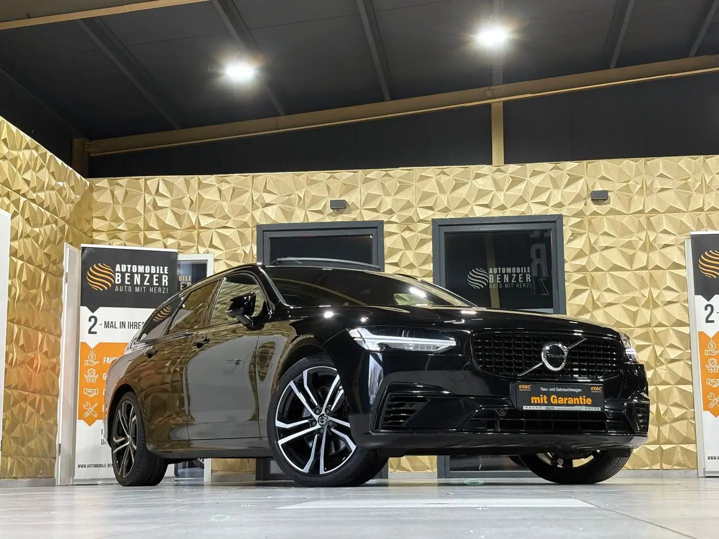 Volvo V90 Kombi R Design Recharge Plug-In Hybrid AWD/ Schwarz - 2