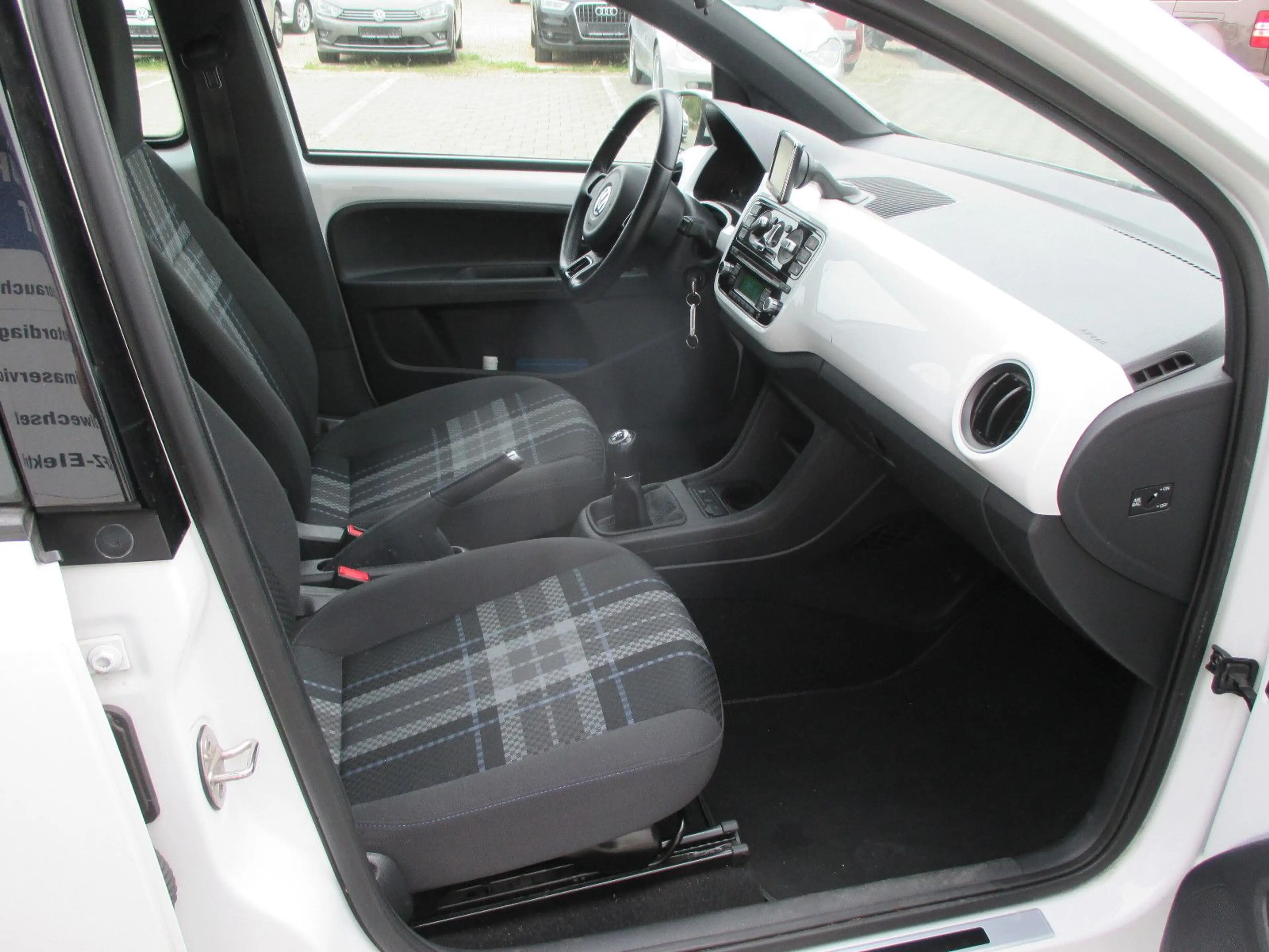 Volkswagen up! Navi — photo 8