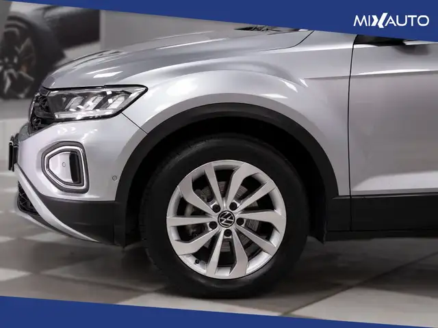 Volkswagen T-Roc view 8
