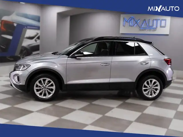 Volkswagen T-Roc view 3