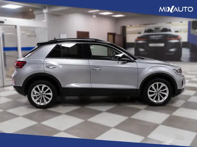 Volkswagen T-Roc view 6