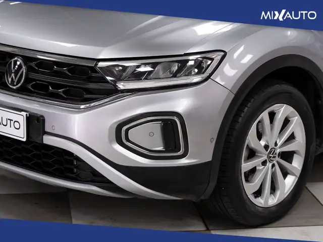 Volkswagen T-Roc view 9
