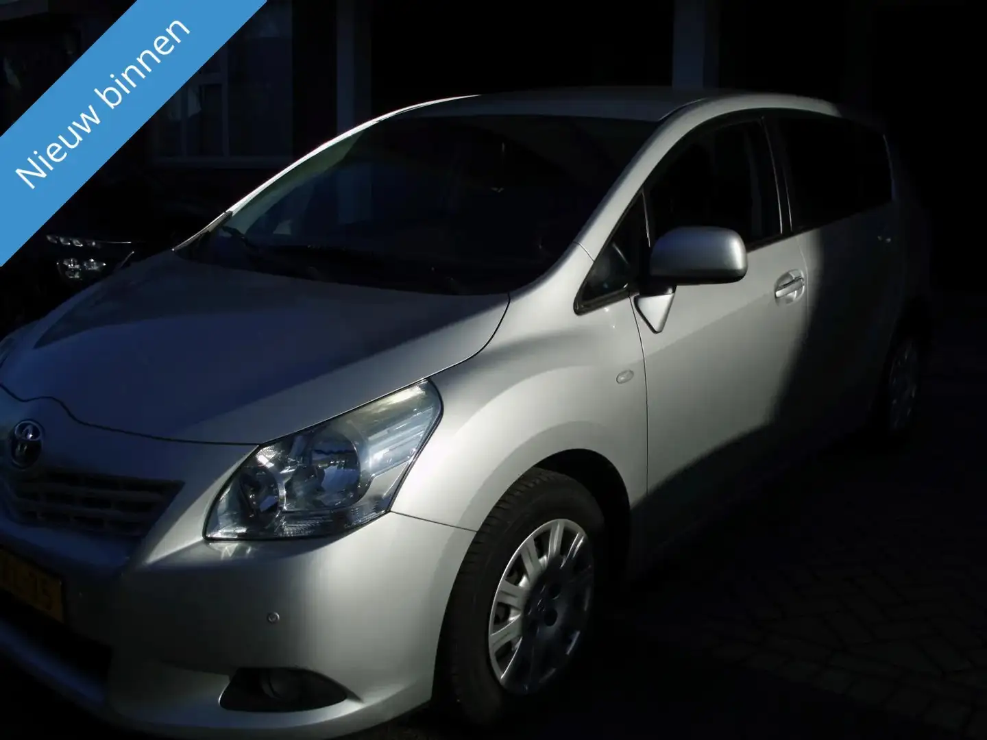 Toyota Verso TOYOTA 1.8 MET AIRCO NAVI 7 SET Grijs - 2