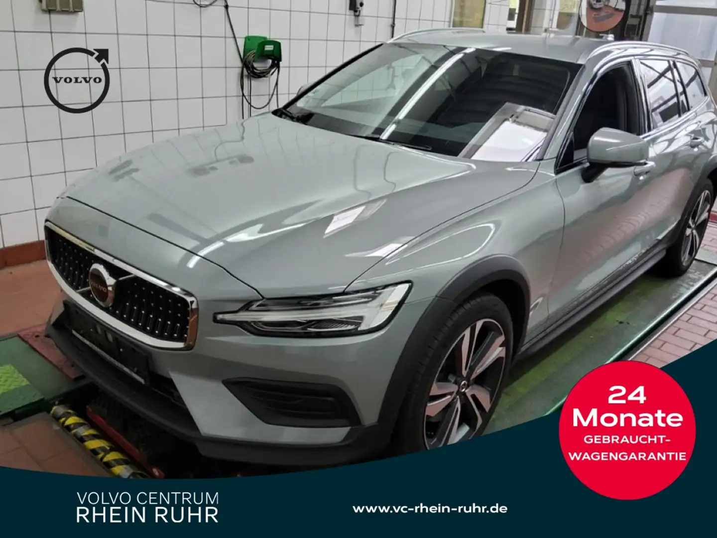 Volvo V60 Cross Country B4 AWD Plus+AHK+STNDHZ+DAB Grijs - 1