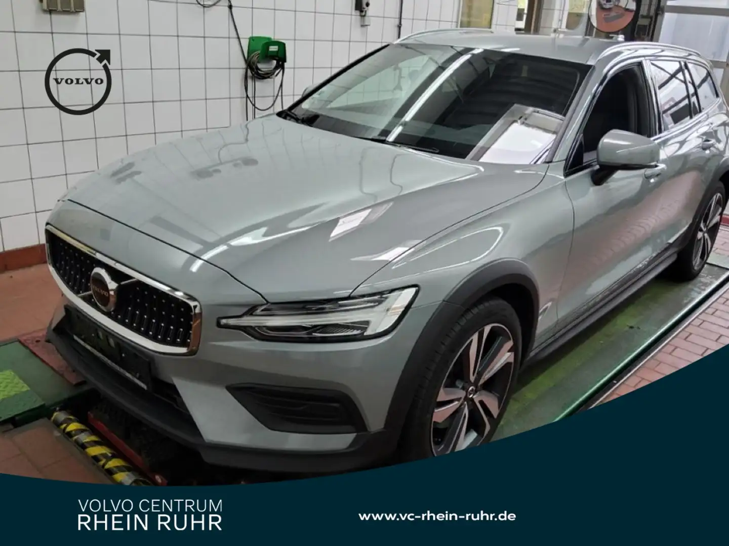Volvo V60 Cross Country B4 (D) AWD Plus+AHK+STNDHZ+DAB Grijs - 1
