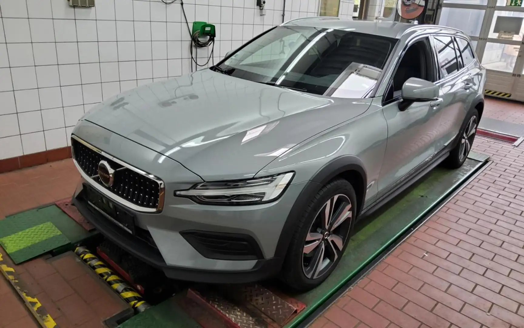 Volvo V60 Cross Country B4 (D) AWD Plus+AHK+STNDHZ+DAB Grijs - 2