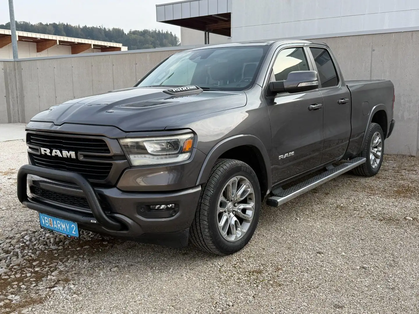 RAM 1500 Quad Cab Longbed Laramie Grau - 1