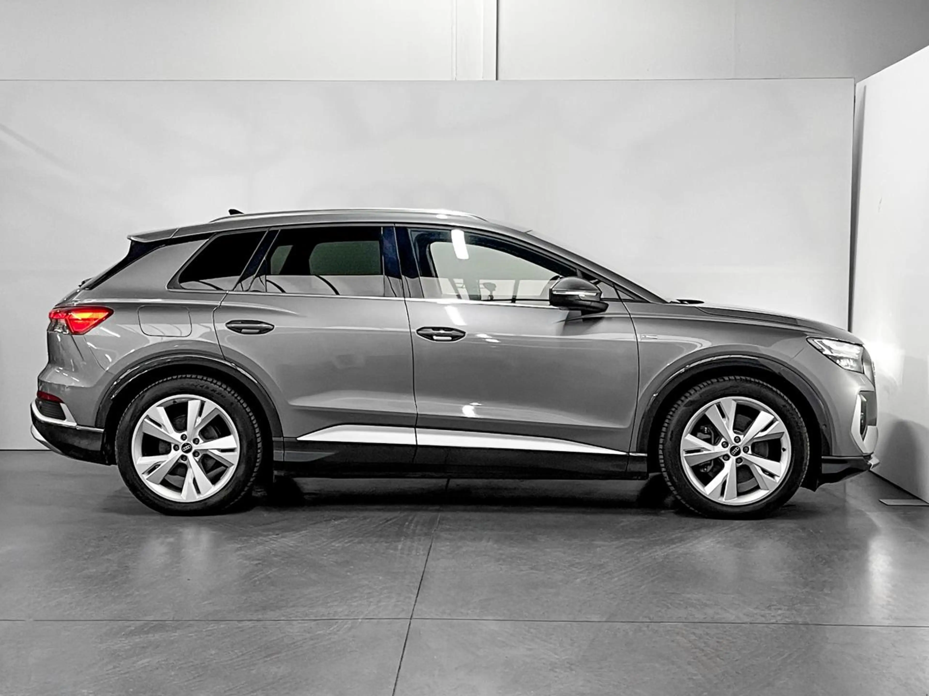 Audi Q4 e-tron 82 kWh 40 S line / Carplay / Camera / ACC / Navigatie — photo 4