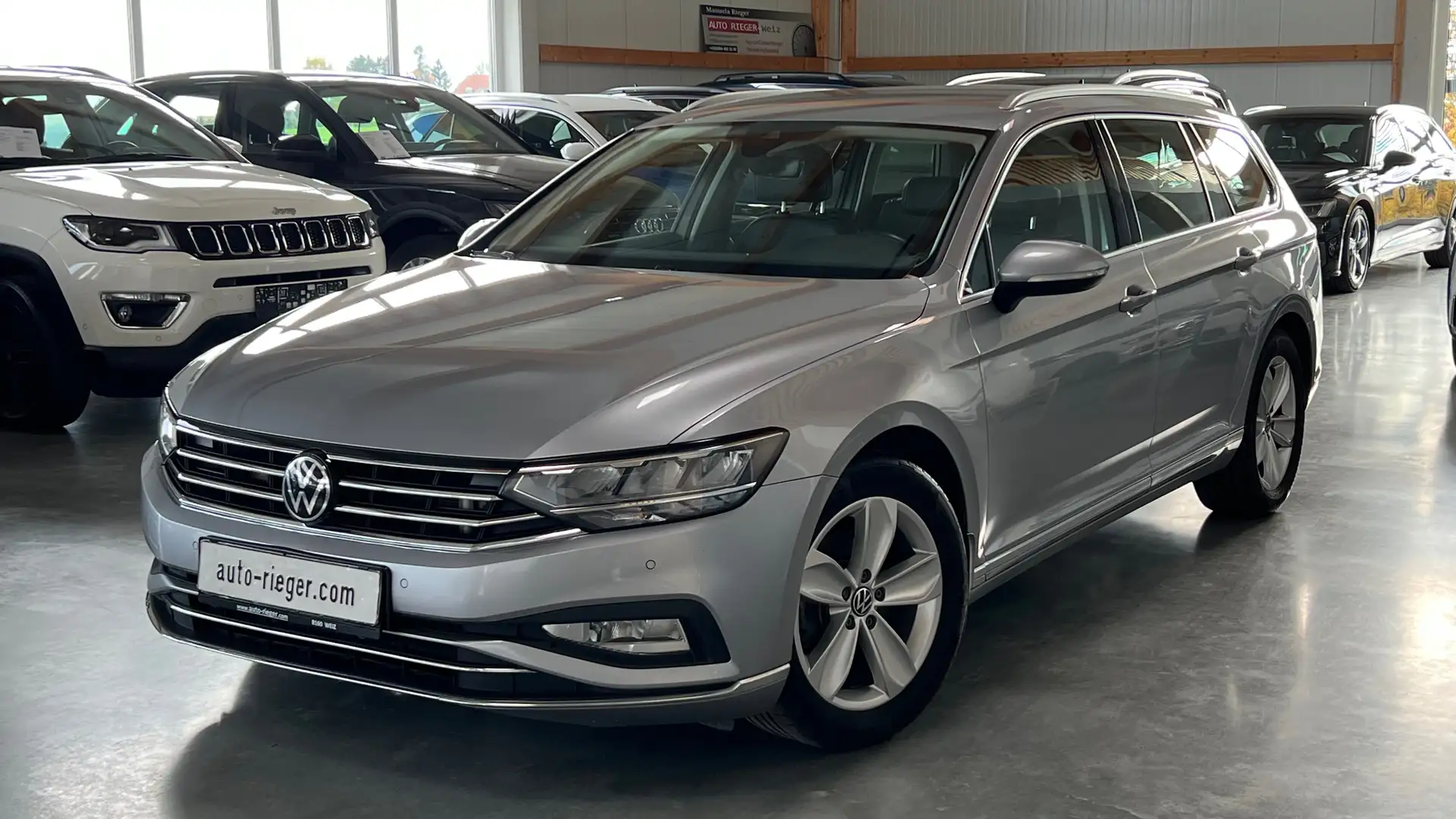 Volkswagen Passat Variant Elegance 4Motion LED, ACC, AHK, Kamera, Navi Silber - 2